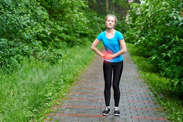 Dor lateral - cãibras laterais do corredor mulher após a corrida. Jogging mulher com dor de estômago lado depois de correr trabalhar fora. Atleta feminina. — Fotografia de Stock