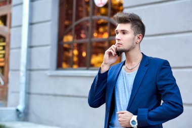 İş adamı telefonda konuşuyor. Bir ortak veya istemci ile başarılı bir sohbet, iyi pazarlık