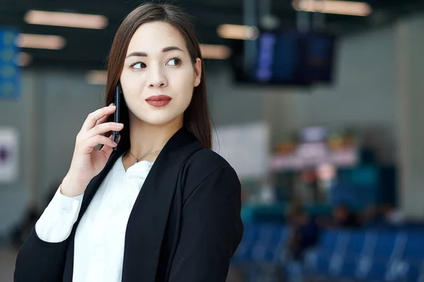 Mujer de negocios asiática hablando por teléfono. Retrato de hermosa chica en la oficina o sala de reuniones —  Fotos de Stock