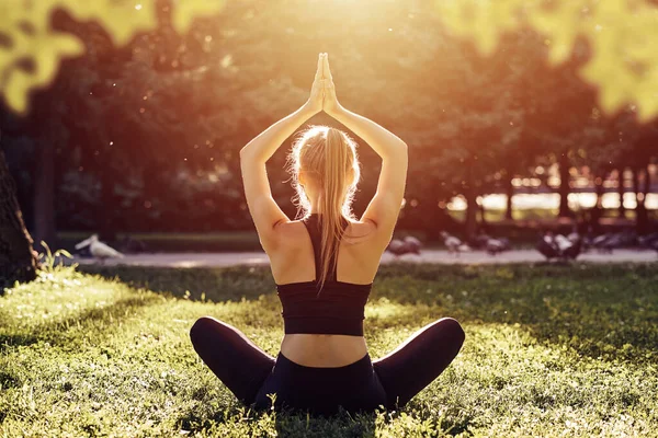 Yoga Genç Bir Kadın Parkta Yoga Meditasyonu Yapıyor Sağlık Yaşam — Stok fotoğraf