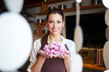 Kadın fırıncı ya da fırında turtası olan pasta şefi.