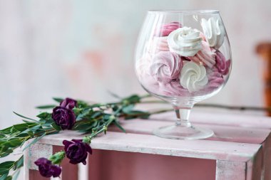 Bir buket tatlı kek. Güzel bir pakette hediye..