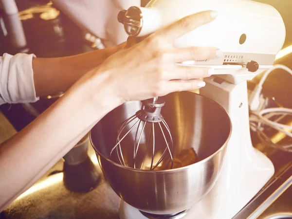 Mains Femme Fouettant Avec Mélangeur Faire Dessert Dans Cuisine Moderne — Photo