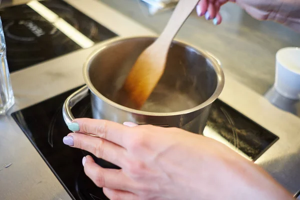 Donne Mano Mettere Padella Cucina Moderna Con Piano Cottura Induzione — Foto Stock