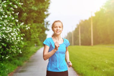 Yaz parkında atletik atletizm antrenmanları yapan bir kadın. Açık hava fitness portresi