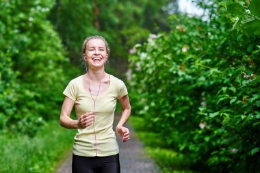 Yaz parkında atletik atletizm antrenmanları yapan bir kadın. Açık hava fitness portresi
