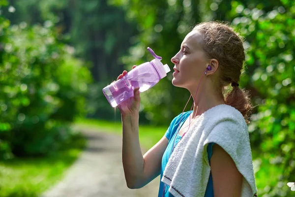 Fitness Femme Boire Eau Après Entraînement Course Dans Parc Été — Photo