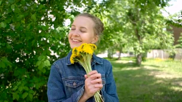 Young woman sneezing with bouquet of flowers. Concept: seasonal allergy. — Stock Video