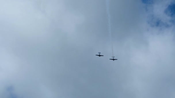 Vliegtuigen die in formatie vliegen tegen de felblauwe lucht bij luchtshow prestaties — Stockvideo