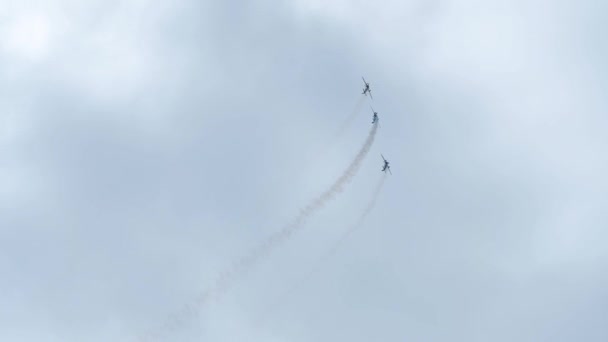 Aeronaves voando em formação contra o céu azul brilhante no desempenho show aéreo — Vídeo de Stock