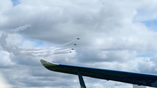Αεροσκάφη που πετούν σε σχηματισμό κατά φωτεινό γαλάζιο ουρανό στις επιδόσεις δείχνουν αέρα — Αρχείο Βίντεο