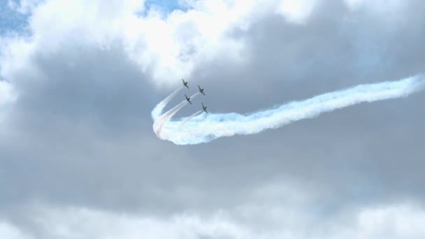 在空中迎着明亮的蓝天编队飞行的飞机表演 — 图库视频影像