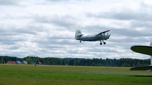 NOVOSIBIRSK, Росія - 2 серпня 2019: Airshow, retro aircraft leaves in airdrome — стокове відео
