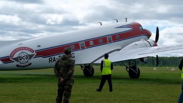 NOVOSIBIRSK, Rusia - 2 Agustus 2019: Airshow, pesawat retro lepas landas di bandara — Stok Video