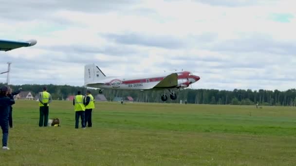 NOVOSIBIRSK, Росія - 2 серпня 2019: Airshow, retro aircraft leaves in airdrome — стокове відео