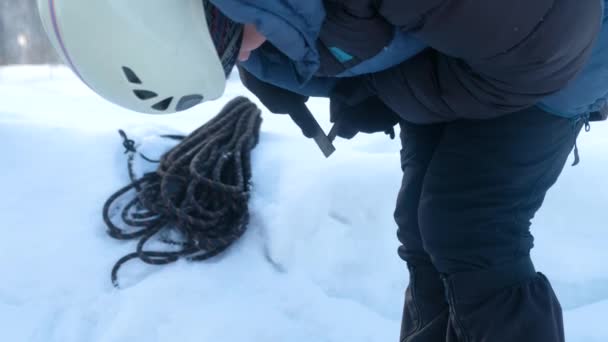 带拉索的登山者削尖设备 — 图库视频影像