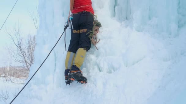 Uomo Alpinista Con Piccozza Attrezzi Arrampicata Una Grande Parete Ghiaccio — Video Stock