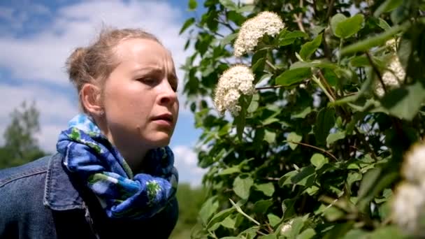 꽃이 피는 나무에서 재채기하는 여자. 개념: 계절 성 알레르기 — 비디오