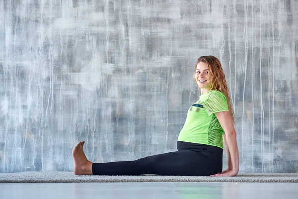 Yoga Mujer Embarazada Practicando Meditación Yoga Estudio Concepto Estilo Vida —  Fotos de Stock