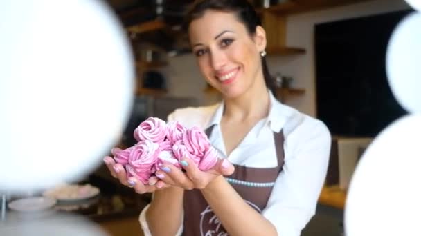 Γυναίκα Αρτοποιός Ζαχαροπλάστης Γλυκό Marshmallow Στον Φούρνο — Αρχείο Βίντεο