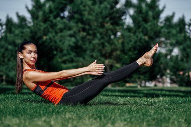 Yoga. Genç bir kadın parkta yoga meditasyonu yapıyor. Sağlık yaşam tarzı kavramı.
