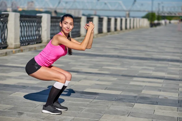 Mulher Fitness Fazendo Alongamento Fundo Cidade Urbana Exercícios Agachamento Agachamento — Fotografia de Stock