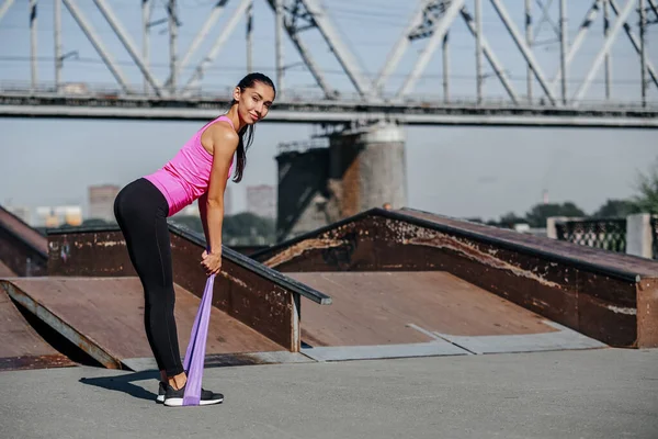 Mulher Fitness Fazendo Exercícios Alongamento Com Elástico Elástico Fundo Cidade — Fotografia de Stock