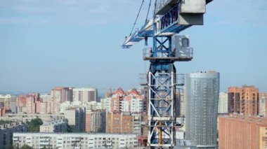 Vinçler, inşaat vinç ekipmanları binanın üzerinde. teknoloji taşımacılığı