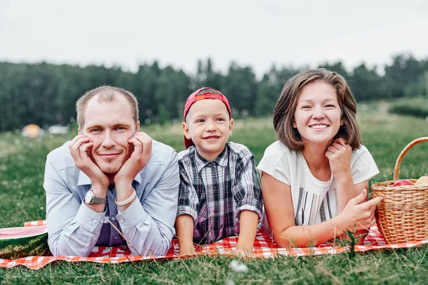 Famiglia Felice Che Riposa Nella Natura Madre Padre Figlio Godersi — Foto Stock