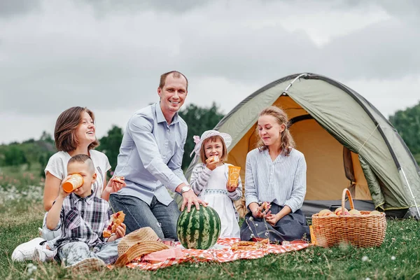 Família Feliz Comendo Melancia Piquenique Prado Perto Tenda Família Apreciando — Fotografia de Stock