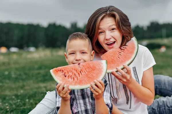Anne Oğlu Çayırda Parkta Karpuz Yiyorlar Piknikteki Mutlu Aile Açık — Stok fotoğraf