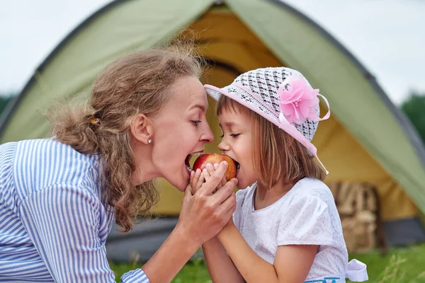 Madre Figlia Mangiare Mela Vicino Una Tenda Nel Prato Parco — Foto Stock