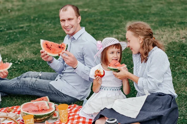 Piknikte Karpuz Yiyen Mutlu Bir Aile Anne Baba Çocuk Çayırda — Stok fotoğraf