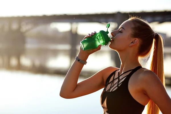 Fitness Femme Boire Eau Après Entraînement Cours Exécution Sur Fond — Photo