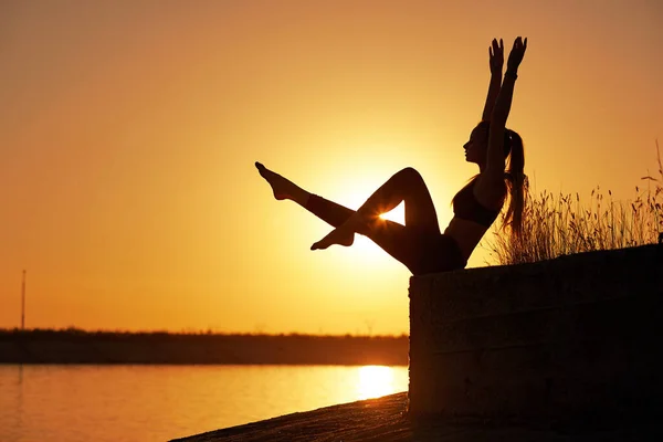 Donna Silhouette Che Pratica Yoga Estende Sul Molo Della Spiaggia — Foto Stock