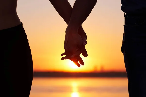 Tomados Mano Playa Silueta Pareja Amanecer Sosteniendo Sus Manos Escena —  Fotos de Stock