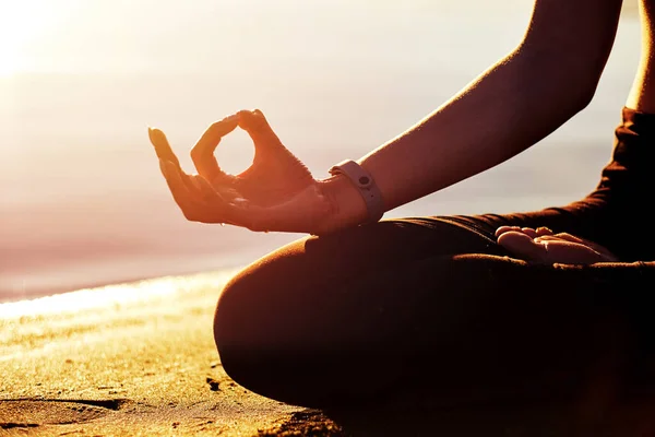 Kumda Gün Doğumunda Yoga Meditasyonu Yapan Bir Kadın Sabah Yogası — Stok fotoğraf