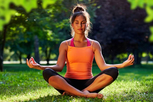 Yoga Yoga Yapan Dans Eden Parkta Esneme Hareketleri Yapan Genç — Stok fotoğraf