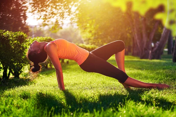 Yoga. Yoga yapan, dans eden ya da parkta esneme hareketleri yapan genç bir kadın. Sağlık yaşam tarzı kavramı.