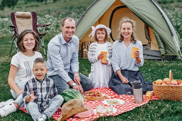 Família Feliz Fazendo Piquenique Prado Dia Ensolarado Família Apreciando Férias — Fotografia de Stock