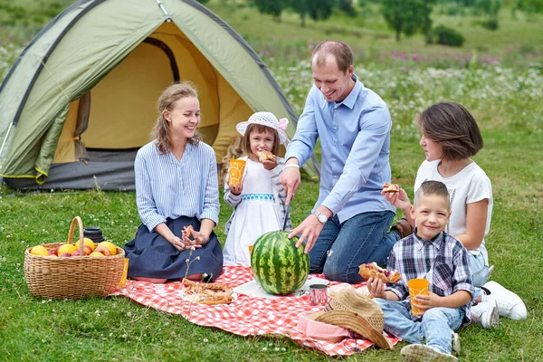 Mutlu Bir Aile Çadırın Yanındaki Çayırda Piknikte Karpuz Yiyor Aile — Stok fotoğraf