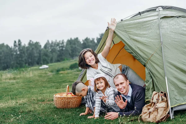 Genitori Familiari Due Bambini Nella Tenda Del Campo Madre Felice — Foto Stock