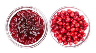 İsveç kirazı reçel ve lingonberries cam kase üzerinde beyaz