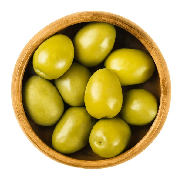 Gordal Reina gröna oliver i en träskål över vita — Stockfoto