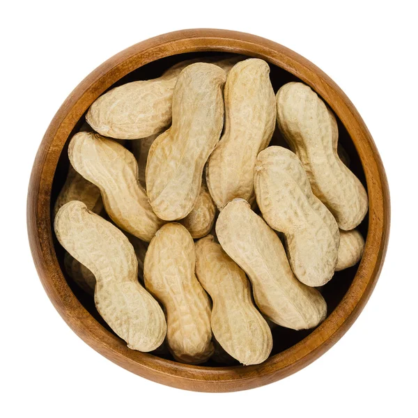 Amendoim com casca em tigela de madeira sobre branco — Fotografia de Stock