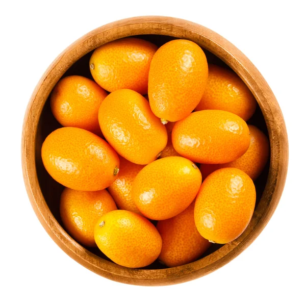 Kumquats frescos en un tazón de madera sobre fondo blanco —  Fotos de Stock