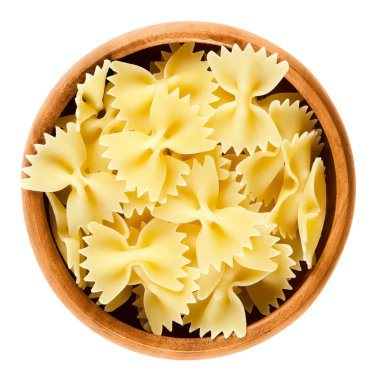 Ahşap kase içinde beyaz Farfalle makarna