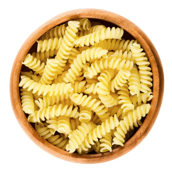 Girandole torsades pasta i träskål över vita — Stockfoto
