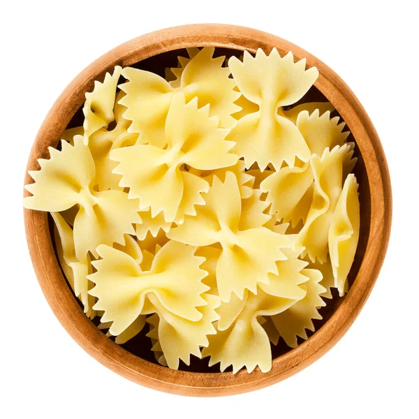Farfalle pasta i träskål över vita — Stockfoto