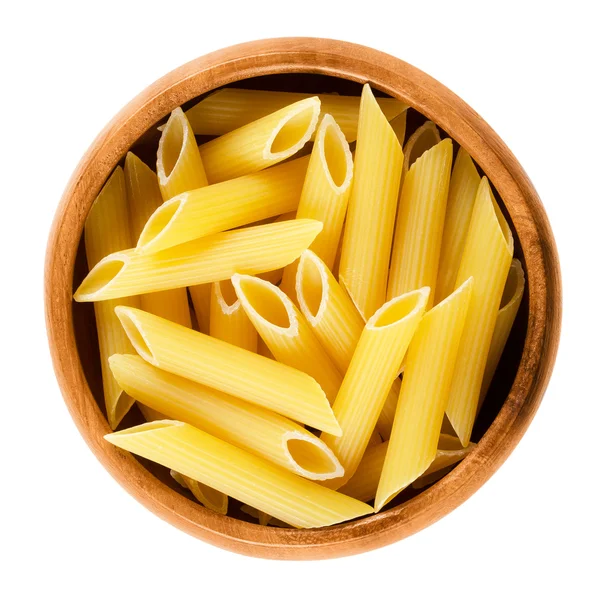 Penne rigate pasta i träskål över vita — Stockfoto